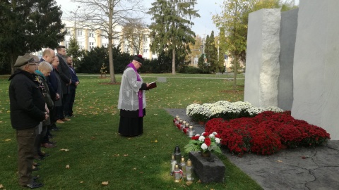 Znicze pod Pomnikiem Pamięci Ofiar Zbrodni Pomorskiej w Toruniu