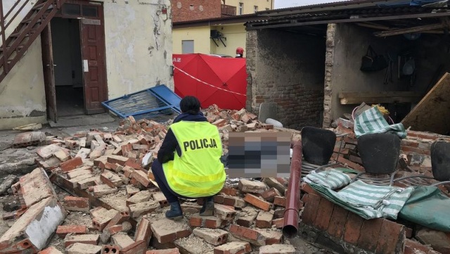Runęła ściana budynku gospodarczego w Kcyni. Nie żyje 36-letni robotnik