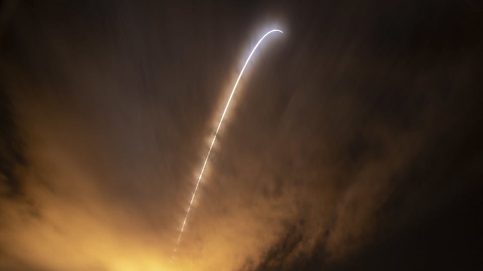 Z kosmodromu na przylądku Canaveral na Florydzie w niedzielę wystartowała rakieta nośna Delta IV Heavy z próbnikiem Parker Solar Probe, który ma się zbliżyć do Słońca bardziej niż jakikolwiek inny obiekt wysłany dotąd przez człowieka. Fot. PAP/EPA