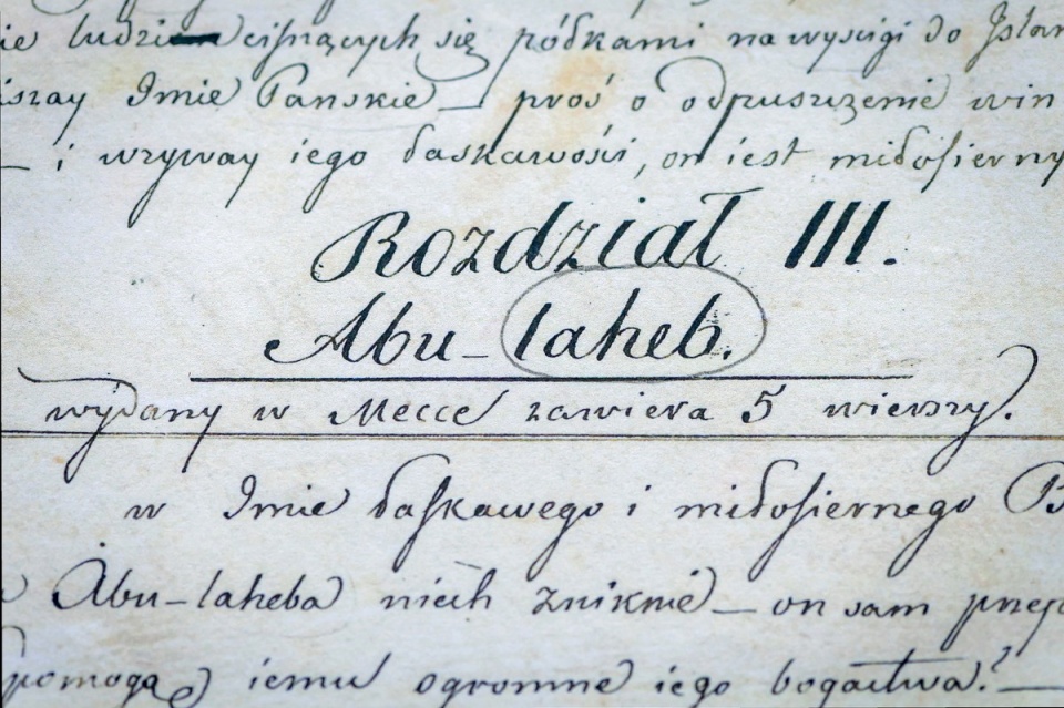 Rękopis polskiego przekładu Koranu został znaleziony w podworskim archiwum z Czombrowa kilka lat temu. Fot. PAP/Tytus Żmijewski