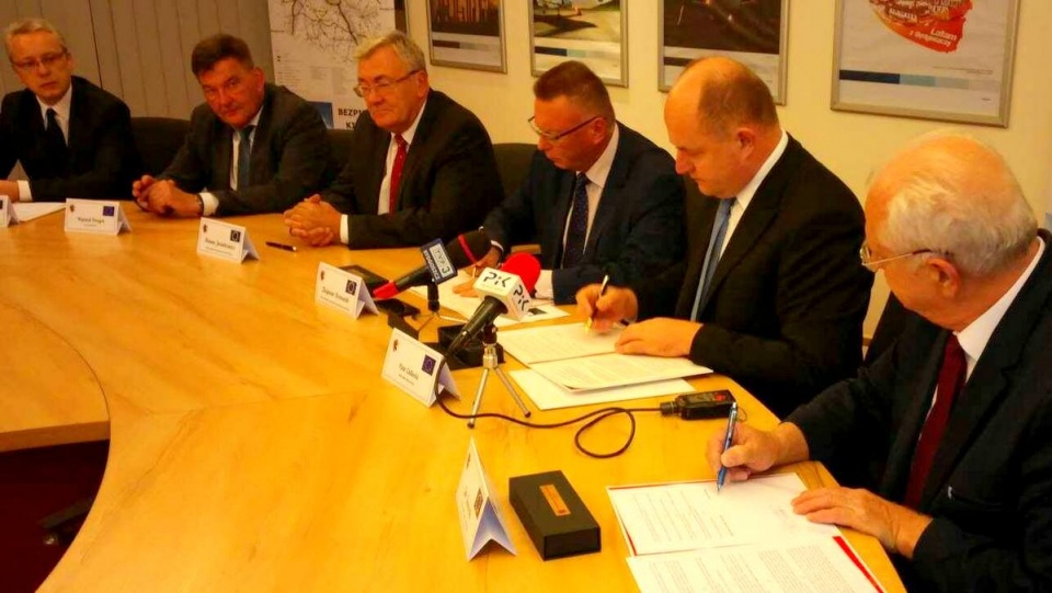 Samorząd województwa kujawsko-pomorskiego podpisał umowę dotyczącą współpracy z gminą Białe Błota. Fot. Damian Klich