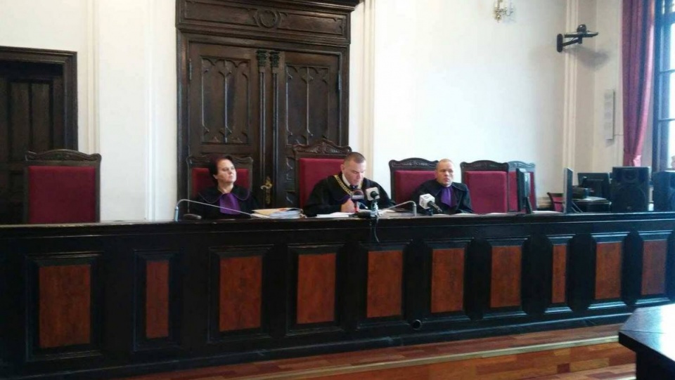 Troje oskarżonych nie chciało odpowiadać na pytania sędziego. Wcześniejsze wyjaśnienia odczytał sędzia Tomasz Pietrzak/fot. Damian Klich