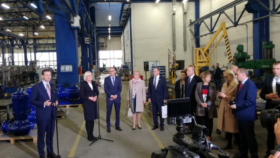 Premier Mateusz Morawiecki podczas zwiedzania fabryki Hydro-Vacuum w Grudziądzu/fot. Marcin Doliński