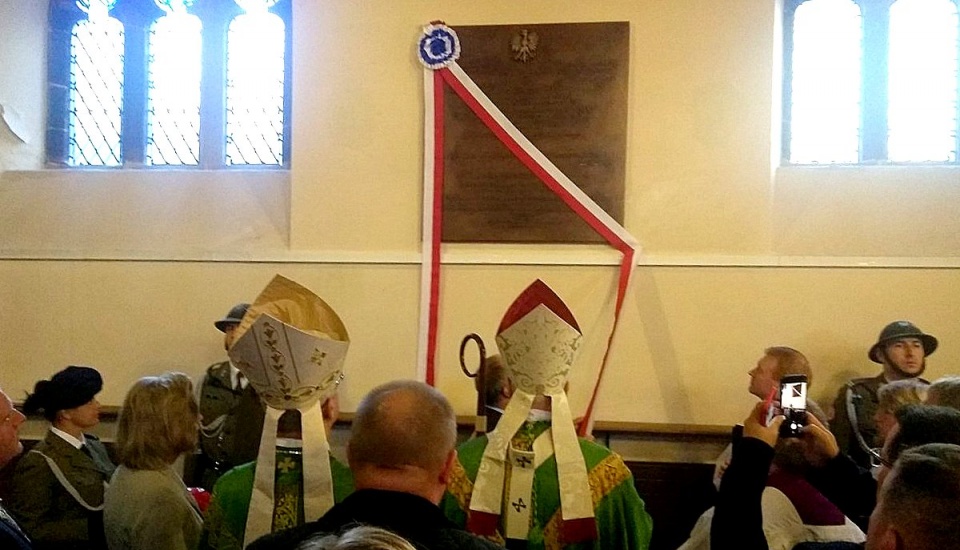 Wykonana z brązu dwujęzyczna tablica Wykonana z brązu dwujęzyczna tablica zawisła w nawie bocznej edynburskiej katedry św. Marii. Fot. twitter.com/PLinEdinburgh