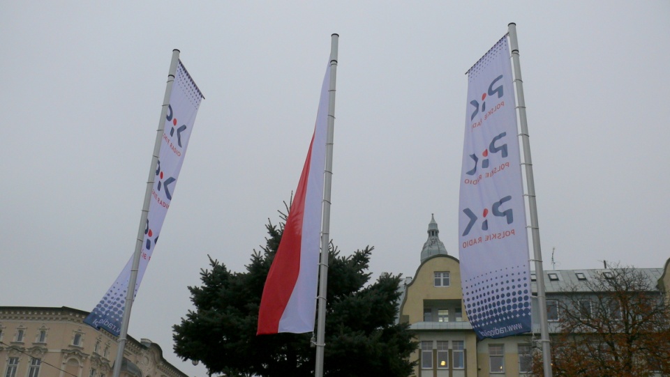 Maszty z flagami przed bydgoską siedzibą Polskiego Radia PiK/fot. Dział Marketingu