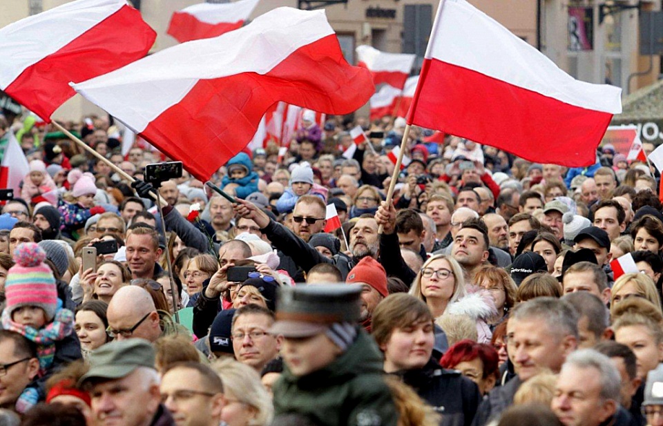 Tłumy uczestniczyły w pikniku patriotycznym na Rynku Nowomiejskim w Toruniu. Fot. Adam Zakrzewski/torun.pl