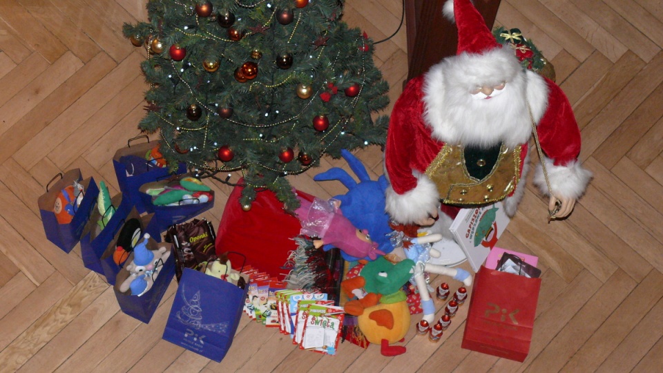 Pod choinką w siedzibie Polskiego Radia PiK jest coraz więcej prezentów dla dzieci. Wszystkie rozdamy 6 grudnia