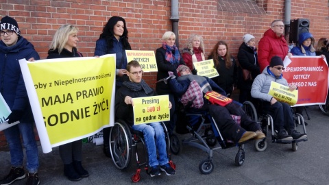 Protest niepełnosprawnych w Toruniu. Chcą pomocy od miasta [wideo]