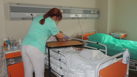 Wybiegali materace i stoliki, które posłużą chorym w Szpitalu Jurasza w Bydgoszczy
