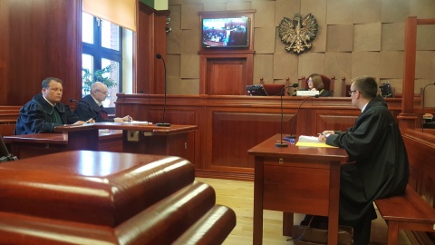 Uszkodziła biura parlamentarzystów PiS. Sąd: Miała prawo wyrazić niezadowolenie