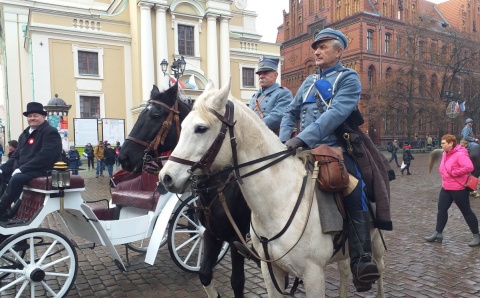 Błękitna Armia generała Hallera wjechała na rynek w Toruniu [zdjęcia]