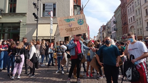 Klimat leży młodzieży na sercu, dlatego głośno protestują w Toruniu i Bydgoszczy [wideo]