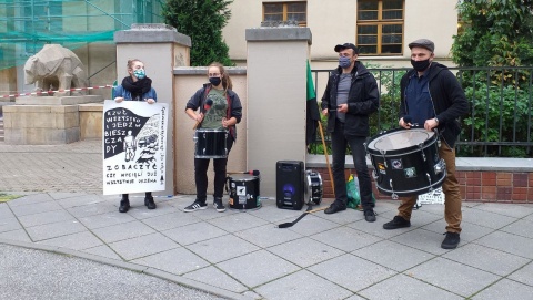 Protest przed Regionalną Dyrekcją Lasów Państwowych w Toruniu. W obronie lasów w Bieszczadach