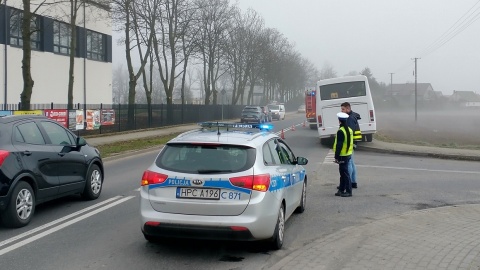 Do zderzenia samochodu osobowego z autobusem przewożącym uczniów doszło we wtorek rano w Morzycach /fot. materiały policji