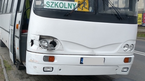 Do zderzenia samochodu osobowego z autobusem przewożącym uczniów doszło we wtorek rano w Morzycach /fot. materiały policji