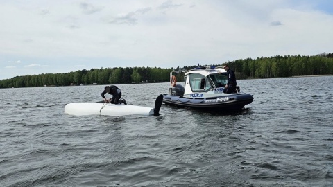 Policyjni „wodniacy” pomogli sternikowi żaglówki uczestniczącej w regatach na Zalewie Koronowskim/fot. Policja