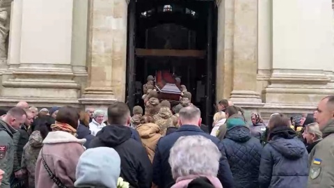 Mieszkańcy Lwowa: Niech Franciszek powie o negocjacjach matkom synów zabijanych przez Rosję [wideo]
