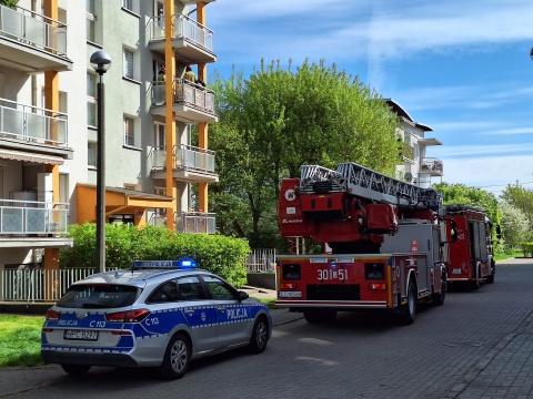 Pożar na drugim piętrze bloku na bydgoskim Szwederowie. Strażacy szybko go opanowali