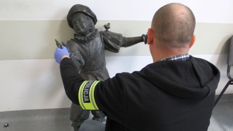 Policjanci odzyskali inowrocławską figurkę żaczka Wandal usłyszał zarzuty