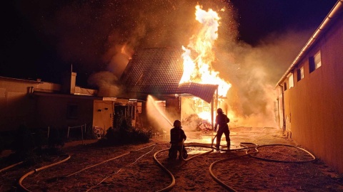 Potężny pożar w Wypaleniskach. Na miejscu 17 zastępów straży pożarnej